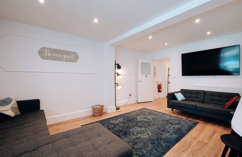 Gorleston-on-Sea House | Ivory House - Beautiful 6 Bedroom House