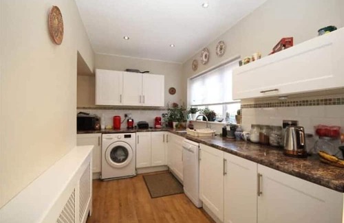 Welling House | Spacious 4-Bed House in Welling - Free parking