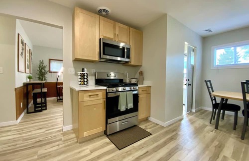 Eastlake House | Amazing 2-bedroom house with AC in Eastlake