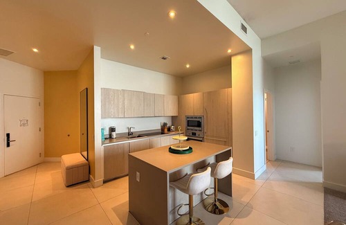 Hollywood South Central Beach Condo | ★ Stylish Beachfront Escape with Private Balcony, Rooftop Jacuzzi & Pool