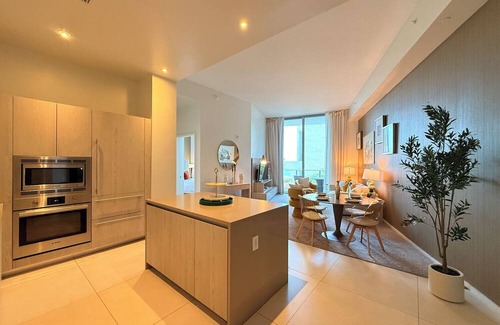 Hollywood South Central Beach Condo | ★ Stylish Beachfront Escape with Private Balcony, Rooftop Jacuzzi & Pool