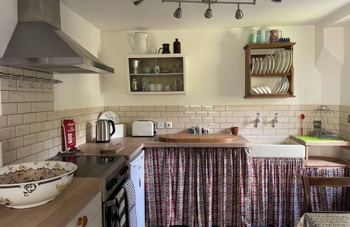 Stratford-upon-Avon Cottage | THE SHED, romantic, with a garden in Tiddington