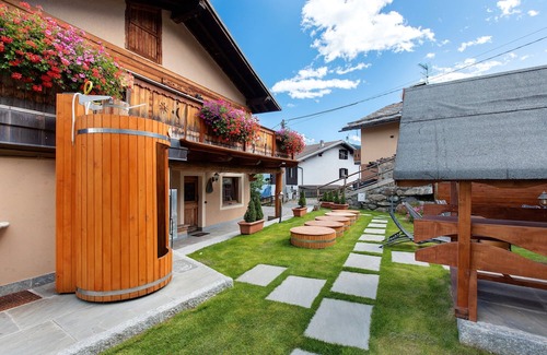 Torgnon Apartment | Room 'Tantané' with Mountain View, Shared Garden and Wi-Fi