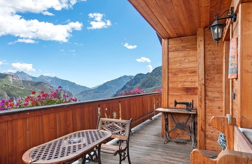 Torgnon Apartment | Room 'Dames De Challand' with Mountain View, Shared Garden and Wi-Fi