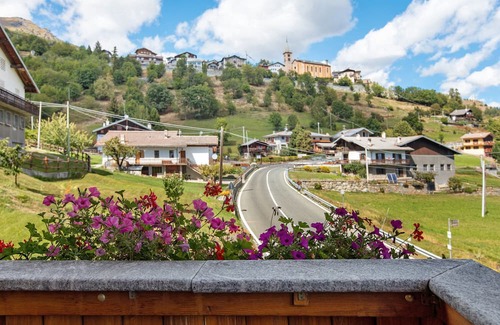 Torgnon Apartment | Room 'Dames De Challand' with Mountain View, Shared Garden and Wi-Fi