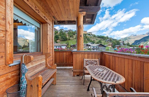 Torgnon Apartment | Room 'Dames De Challand' with Mountain View, Shared Garden and Wi-Fi