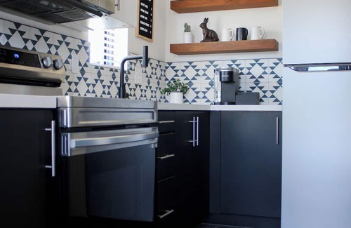 Joshua Tree House | Modern 2-Story Tiny Home w/Hot Tub, BBQ & Balcony