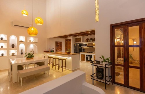 Espinal House | Casa Bali Castillo View – Private Pool & Rooftop, Near Historic Center