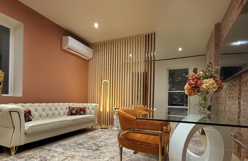 East Allegheny Apartment | City view 2 BEDS Free Parking Urban Escape