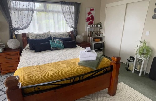 Te Kuiti Bed & Breakfast | Mel's Retreat - Deluxe Family Room with Disability Access