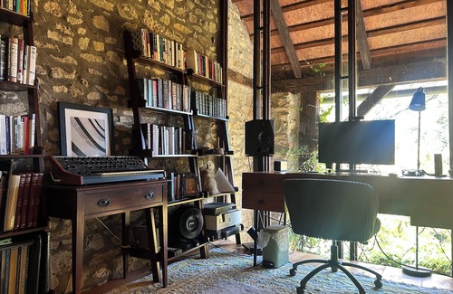 Finesville House | Close to the City, Far from Reality