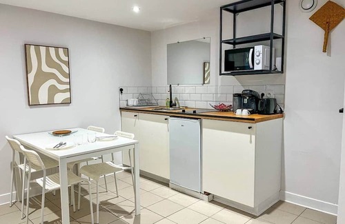 Tassin-la-Demi-Lune Apartment | Escape: Jacuzzi & Sauna