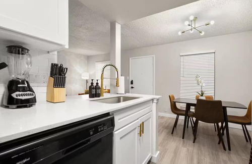 Hyde Park Apartment | Central and Cozy condo close to Downtown and University