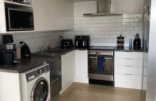 Wellington Apartment | Stylish Wellington Sanctuary with Free Car Parking & WiFi