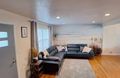 Gurnee House | 2bed/1bath TH - 7min Six Flags, 14min Navy Base