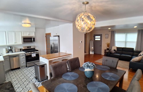 Gurnee House | 2bed/1bath TH - 7min Six Flags, 14min Navy Base