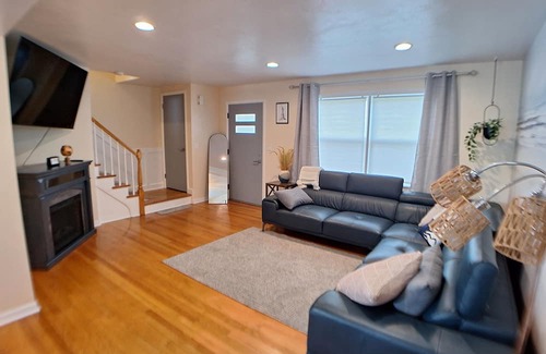 Gurnee House | 2bed/1bath TH - 7min Six Flags, 14min Navy Base