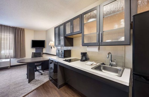 Braintree Hotel | 4 Units | Extended Boston Stay | Kitchen & Laundry | Near Aquarium & Fenway