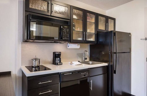 Braintree Hotel | Pet-Friendly Getaway in Boston | Kitchens & Laundry | South Shore Plaza