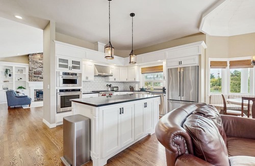 Centralia House | Lakefront living, steps to the water, fishing and kayaks, walk to outlet shops