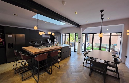 Leyton House | Modern 3BD Garden Home, Leyton