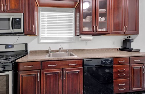 Southeast Yonkers House | Designer Home 3BR Retreat mins to NYC H1