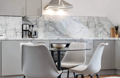 Junction Apartment | Private 3-Bedroom Duplex Flat/15 mins to Central