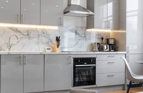 Junction Apartment | Private 3-Bedroom Duplex Flat/15 mins to Central