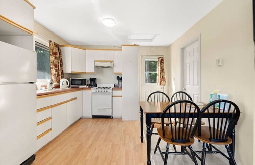 Killaloe Cottage | Gorgeous Round Lake 4 Season Waterfront Lake House
