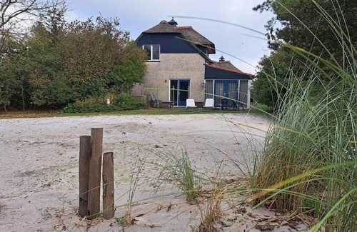 Makkum Cabin | Luxury Dune Villa Deluxe XL for 6 persons with a private sauna and whirlpool, situated at Beach Resort Makkum on the IJsselmeer.