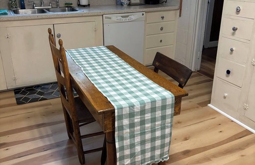 Farmville House | Rustic, yet cozy 4 bedroom house minutes from Longwood and Hampden-Sydney