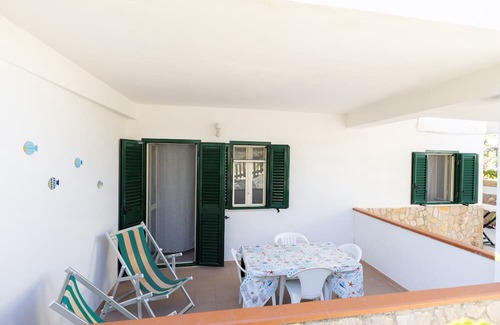 Peschici Apartment | Apartment 'Francesca, Trilo F' with Shared Terrace, Wi-Fi and Air Conditioning