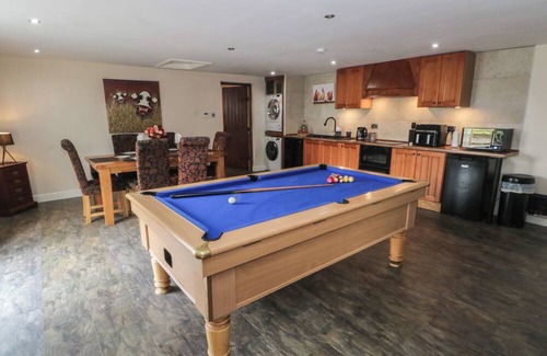 Leyland Cottage | POMPIAN LODGE, pet friendly, with a garden in Tarleton