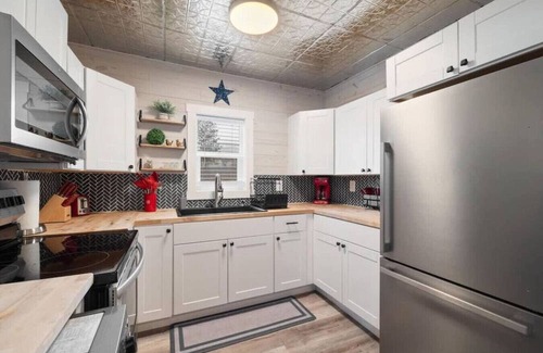 Ponderay House | Lil America – Hot Tub, Tesla EV, Near Schweitzer