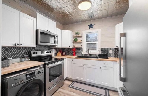 Ponderay House | Lil America – Hot Tub, Tesla EV, Near Schweitzer