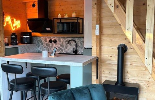 Eslettes Ski Chalet | Cosy escape in a small chalet 🏠 with outdoor jacuzzi!