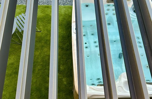 Eslettes Ski Chalet | Cosy escape in a small chalet 🏠 with outdoor jacuzzi!