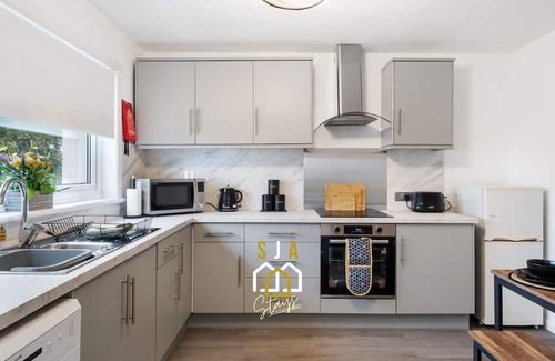 Peterhead House | Aalesund Residence - SJA Stays - 2 Bed House