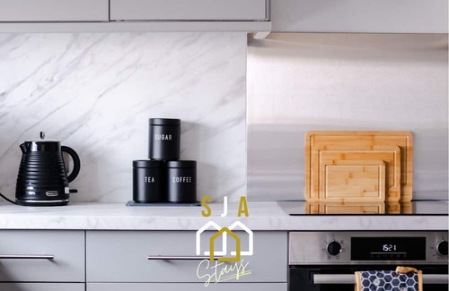 Peterhead House | Aalesund Residence - SJA Stays - 2 Bed House