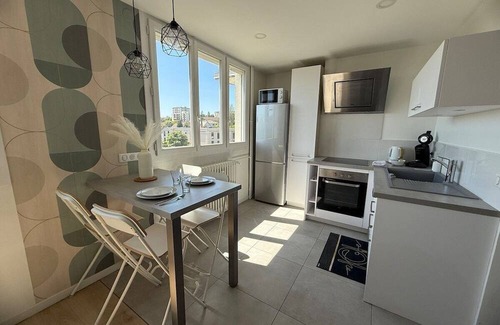 Montchapet Apartment | Petit Refuge Dijonnais-Apartment-Private Bathroom