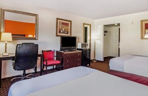 Dodge City Hotel | Modern 1-Bed Unit | Near Boot Hill Museum & Casino | Dodge City