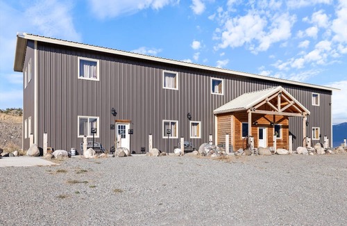 Emigrant Apartment | Elk Suite at Caspari Lodge: Epic Paradise Valley Views