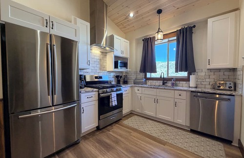 Emigrant Apartment | Elk Suite at Caspari Lodge: Epic Paradise Valley Views