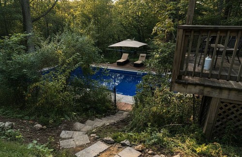 East Chatham House | Blue Bird Chalet – 5BR Retreat w/Sauna, Pool + Loft, Near Jiminy Peak