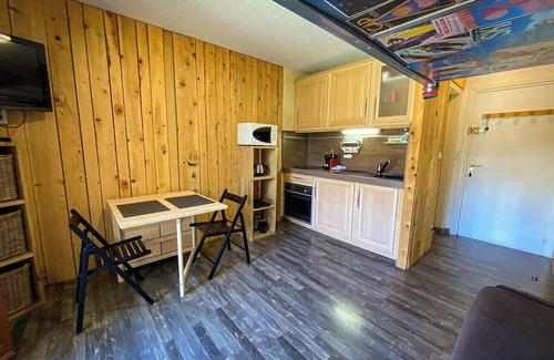 Saint-Etienne-de-Tinee Apartment | Les 4 Flocons Modern comfort, sunny balcony & broadband fiber in Auron