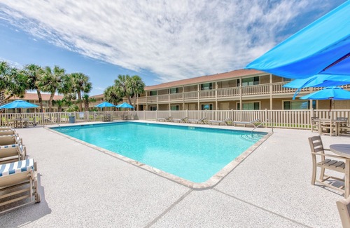 Port Aransas Condo | Cozy Studio Large Pool w/a Private Courtyard and a 5 Min Walk to the Beach