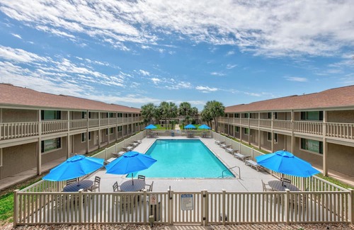 Port Aransas Condo | Cozy Studio Large Pool w/a Private Courtyard and a 5 Min Walk to the Beach