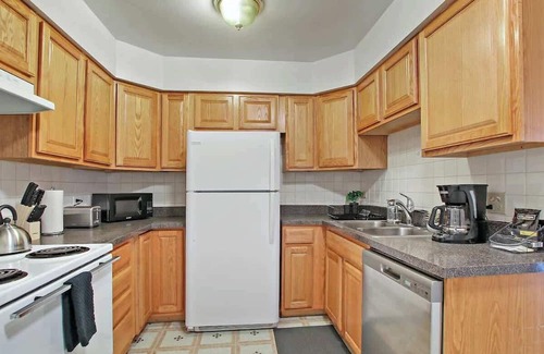 Evanston Apartment | 3BR/2BA Tranquil Apt in Prime Location