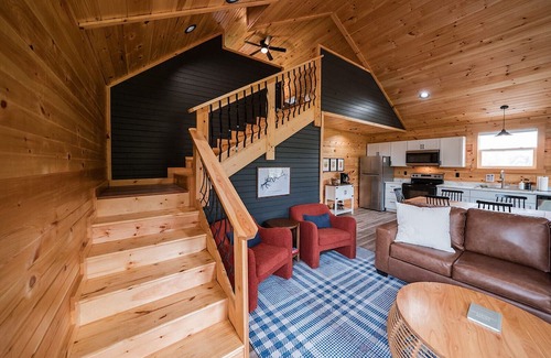 Jamestown Cabin | HOT TUB~Dog Friendly Cabin~Fishing~River boat ramp~20 Min to Lake Cumberland