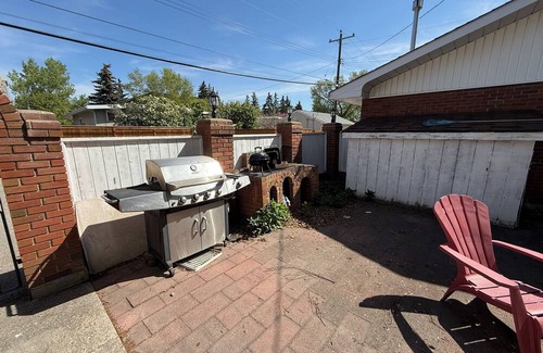 Varsity House | Cozy 3BD Basement Suite, 1 Bath in Varsity